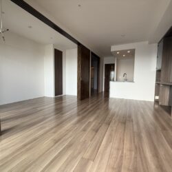 リビングには床暖房、カウンター付き居間