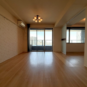 居間 引き戸を開けて5.3帖のお部屋と繋げてお使いいただくこともできます
