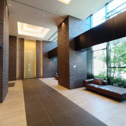 エントランスホールは二層吹き抜けとなっており開放感があり、マンションの価値を数段引き上げます。