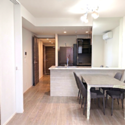 ダイニングとリビングを分けて使える縦長の設計。（写真は加工しています）居間