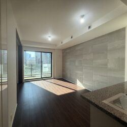 アクセントウォールが印象的な10.6帖のリビング洋室