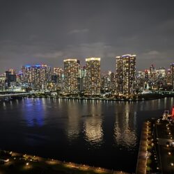 都心方面を望むバルコニーからの眺望（夜景）
