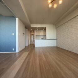 リビング・ダイニングの最高天井高は2.6ｍ、12.3帖のリビング　床暖房付き