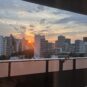 バルコニー越しから眺める夕日