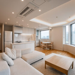 カテリーナ三田タワースイートの広々としたLDK（21.6帖）居間