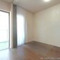 洋室 柱が部屋内に出っ張らないので家具が隅におさまりやすくなっております。（写真は加工しています）