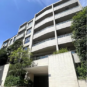 外観 靖国通りから一本入った落ち着いた住宅街に位置し、開放感のある北西角地立地
