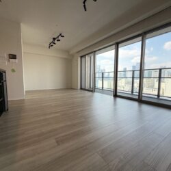 北西向き、窓面豊かなワイドスパンのため採光良好のお部屋です