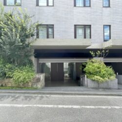 石垣と豊かな植栽に調和する外観です 