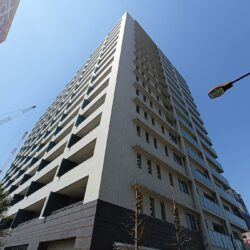 2012年築×総戸数144戸、豊洲駅も徒歩14分と徒歩圏です。