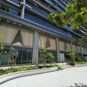 緑豊かな植栽が建物を彩る、洗練されたタワーレジデンス