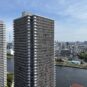 タワーマンションの間から東京スカイツリーを臨みます
