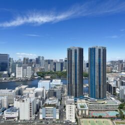 バルコニーから浜離宮恩賜庭園、築地の再開発を望む眺望