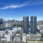 バルコニーから浜離宮恩賜庭園、築地の再開発を望む眺望