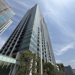 青と白を基調としたデザインに、ガラスカーテンウォールを組み合わせたスタイリッシュな外観