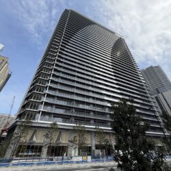 船の帆・風、流れやゆらぎをファサードとして纏う独自のフォルム　現地（2026年4月）撮影外観