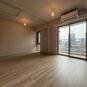 居間 洋室の扉を開けて、リビングと繋げてお使いいただくこともできます