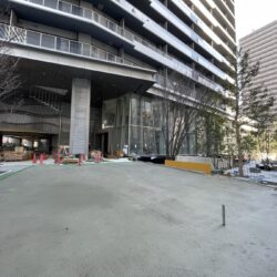 壮大な船を思わせる 奥行き約50mにわたるエントランス空間のガラスウォール　現地（2026年2月）撮影外観