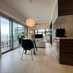 リビングは2面採光で柱の出っ張りがなく広々とした空間居間