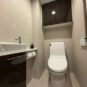 トイレには手洗い器と吊戸棚と手摺りを設置