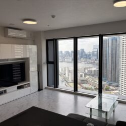 ダイレクトウィンドウで開放感のあるリビング居間