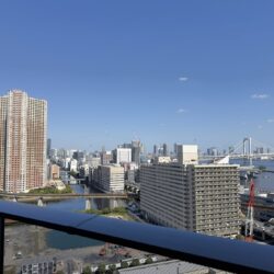 東向きバルコニーからレインボーブリッジ（一部）＆東京スカイツリーを望む眺望
