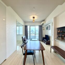 リビングの壁紙は貼替済み、床はワックスがけしてありお部屋は非常にきれいです居間