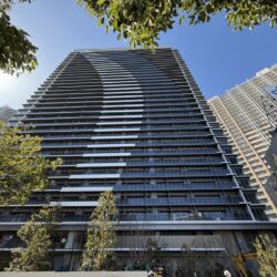 高次元な都市環境と将来性を備えた品川を舞台に、豊かさを牽引し次代の訪れを飾る新たなランドマークを描きます。 現地（2026年2月）撮影外観