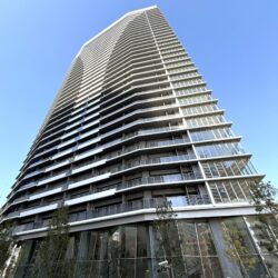 船の帆・風、流れやゆらぎをファサードとして纏う独自のフォルム　現地（2026年2月）撮影外観