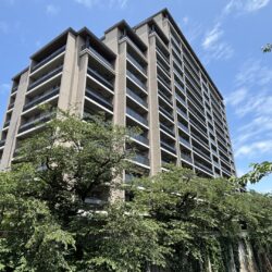 広大な敷地に佇むマンション外観