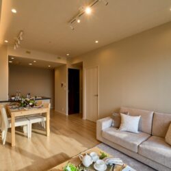 リビング側からキッチンを臨む居間