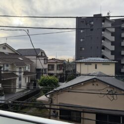 南側は第1種低層住宅地域のため、日当たり良好です。南西方向にはスカイツリーも見えます。