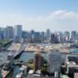 浜離宮の緑と、築地市場跡地を一望する抜け感のある眺望