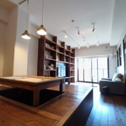 リビングが一部小上がりになっており、収納、ダイニングテーブルなど機能的です居間