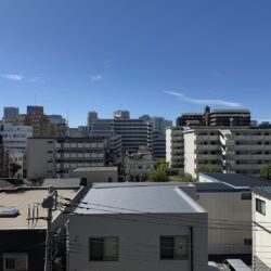 バルコニーからの眺望（南西向き）。遮る建物は無く、見晴らし良く開放的です。